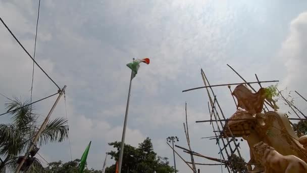 Indiska Tricolor Flagga Blåser Vinden Högt Upp Himlen Slow Motion — Stockvideo