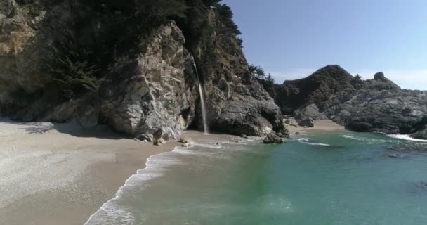 Aerial Slow Motion View Water Fall Mcway Falls Julia Pfeiffer — Stock video