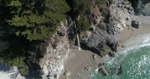 Aerial Slow Motion View Water Fall Mcway Falls Julia Pfeiffer — Videoclip de stoc