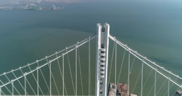 Аэросъемка Транспортных Средств Движущихся Мосту Залива Сан Франциско Окленд Городом — стоковое видео