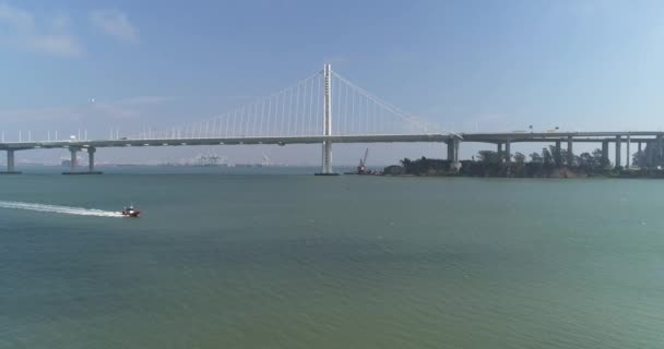 Luchtfoto Van Voertuigen San Francisco Oakland Bay Bridge Met Stad — Stockvideo