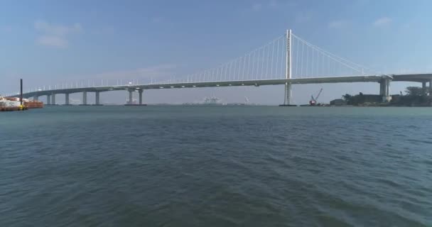 在旧金山奥克兰湾大桥上行驶的车辆的空中拍摄 背景为城市 — 图库视频影像