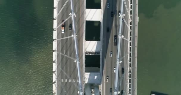都市を背景にサンフランシスコオークランドベイブリッジに移動する車両の空中ショット — ストック動画