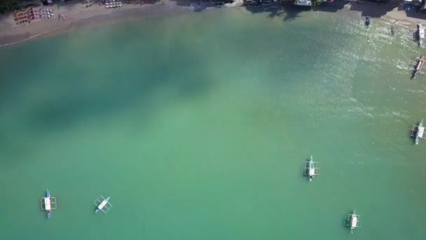 Luftaufnahme Der Stadt Nido Rückwärts Auf Smaragdgrünen Gewässern Mit Traditionellen — Stockvideo