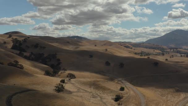 Повітряний Постріл Сільську Місцевість Каліфорнії Пагорбами Ідеальним Блакитним Небом Хмарами — стокове відео