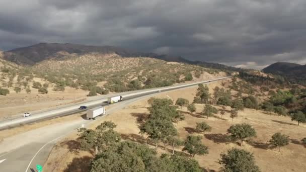 Vrachtwagen Snelweg Tehachapi California — Stockvideo