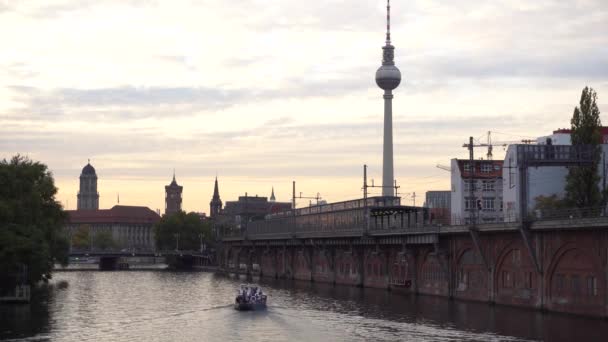 Indah Matahari Terbenam Berlin Dengan Perahu Sungai Dan Menara Televisi — Stok Video
