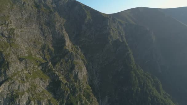 Aerial Reveal Mountain Cliff Birds Eye View — Vídeo de Stock