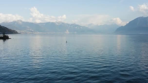 Remador Solitario Sobrevolando Atardecer Lago Lman Con Los Alpes Fondo — Vídeo de stock