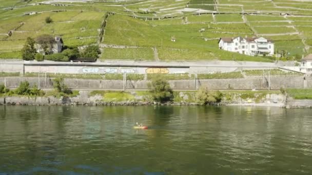 Órbita Aérea Alrededor Del Kayak Lago Leman Con Tren Suizo — Vídeo de stock