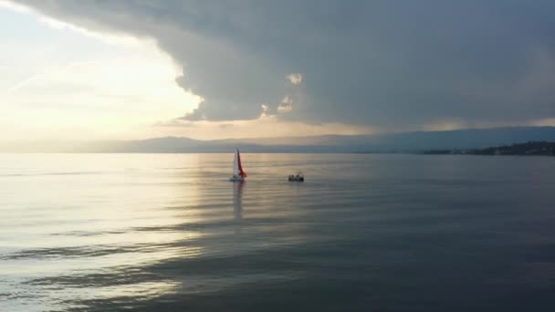 방향을 바꾸는 돛단배 주위를 선회하는 Lman Switzerland Background Lake 의어두운 — 비디오