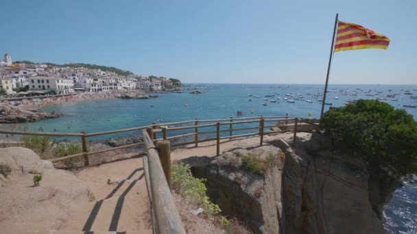 Playa Con Gente Calella Palafrugell Mediterraneo Mar Flag Catalunya — Stock video