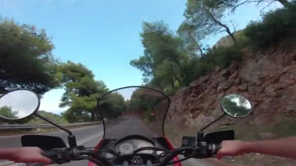 骑摩托车在希腊彭泰利山上 在一个夏日的下午花些时间 — 图库视频影像