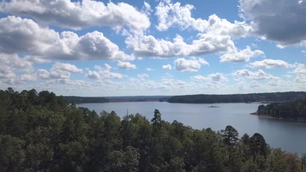 Rising Reveal Shot Beautiful Blue Lake — Vídeo de Stock