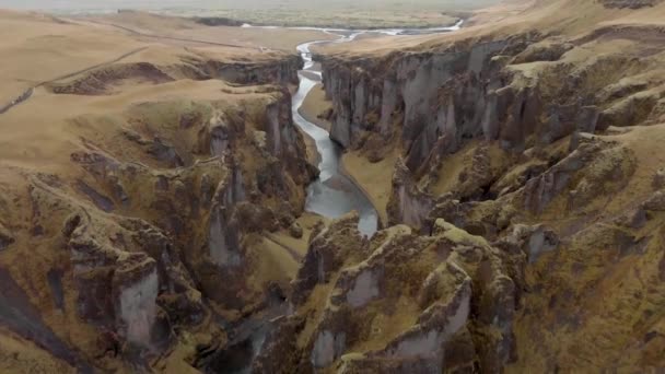 Cinematic Aerial Flyover Stunning Icelandic Canyon — Vídeo de stock