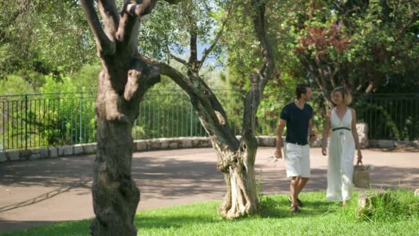 Beautiful Couple Walking Park Getting Ready Setup Picnic Wide Shot — Wideo stockowe