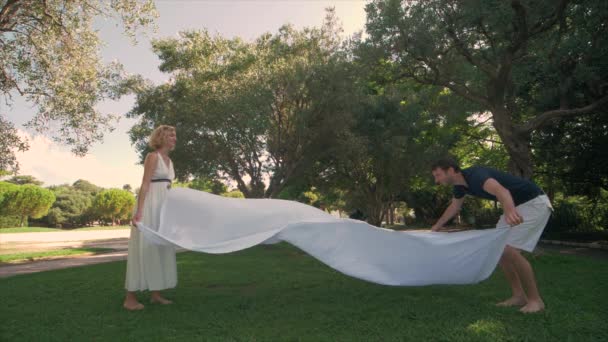 Couple Lay Clean White Picnic Blanket Park Slow Motion — Vídeos de Stock