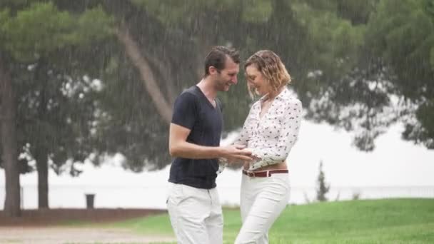 Romantic Couple Dancing Lovingly Playing Pouring Rain Park Slow Motion — Vídeo de Stock