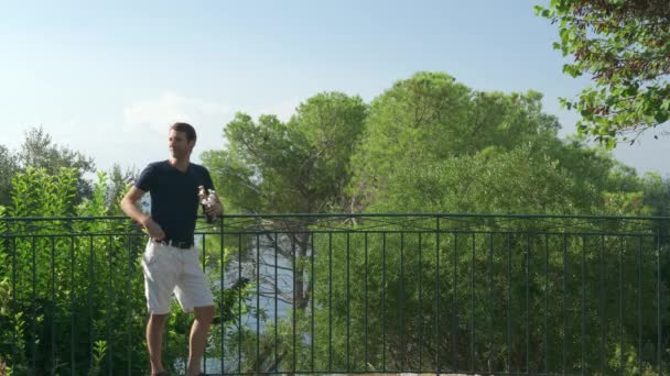 Чоловік Тримає Пляшку Вина Окуляри Чекає Свого Побачення Парку Повільний — стокове відео