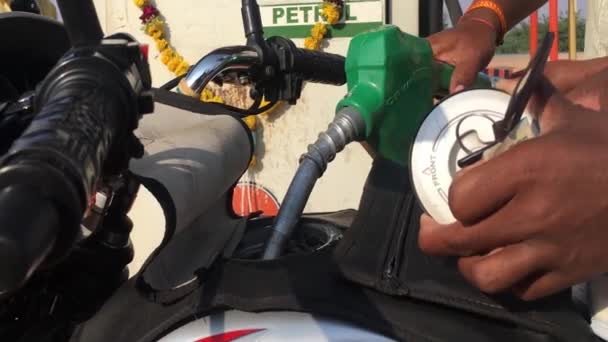 用汽油分配器将汽油装入印度自行车的空罐中 — 图库视频影像