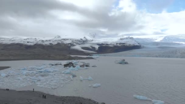 Aerial Panning Shot Glacial Lagoon Filled Icebergs — Vídeos de Stock