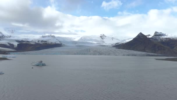 Wide Aerial Dolly Shot Glacial Lagoon — Stockvideo