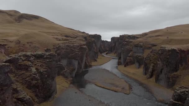 Cinematic Aerial Fly Stunning Icelandic Canyon — ストック動画