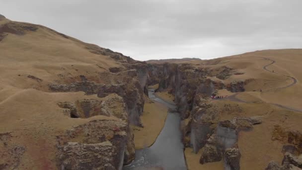 Cinematic Aerial Flyover Stunning Icelandic Canyon — Stok video