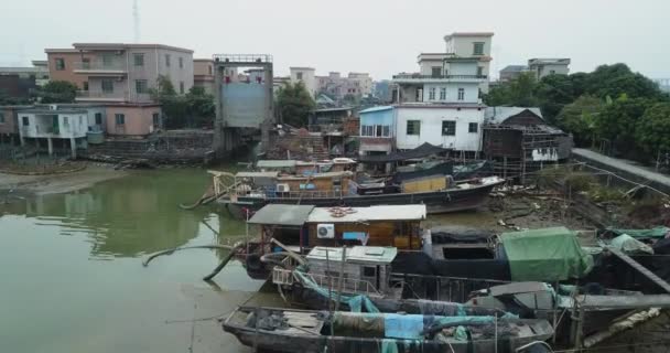 Aerial Shot Asian Village Located Polluted River Maintenance Boats Moored — Video Stock