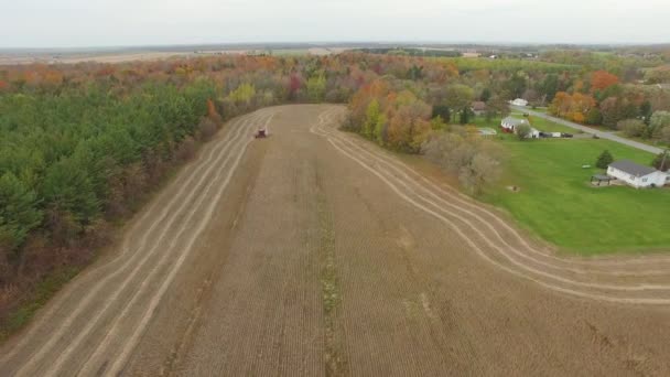 Aerial Drone Footage Flying Backwards Revealing City Farm Harvesting Season — Vídeos de Stock