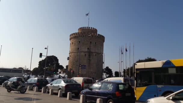Traffic Flows Front Historical White Tower Thessaloniki Greece — Vídeo de Stock