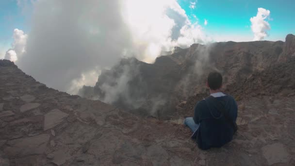 Slow Motion Shot Man Sitting Mountain Fog Mist Rises Slowly — Vídeos de Stock