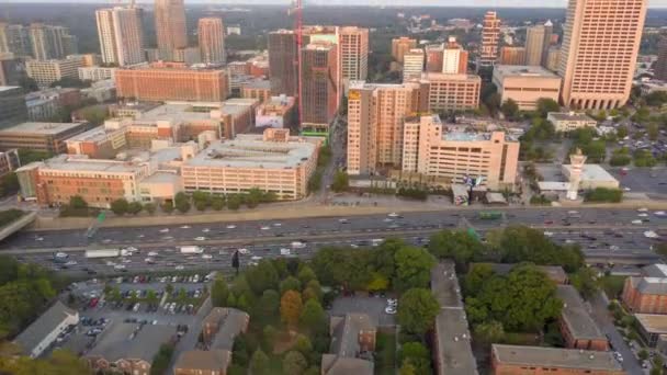 Drone Time Lapse Flying Sideways Looking East Atlanta Connector Interstate — Stok video