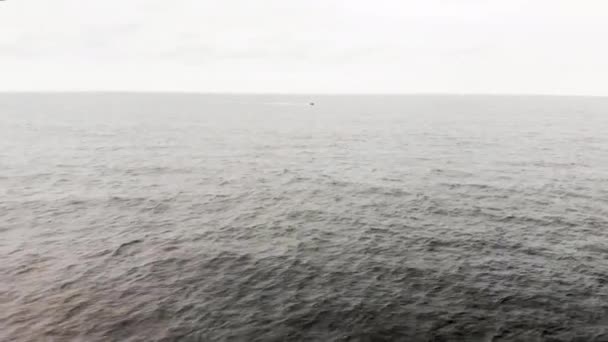 Aerial Shot One Lone Motor Boat Speeding Endless Waves Open — Video Stock