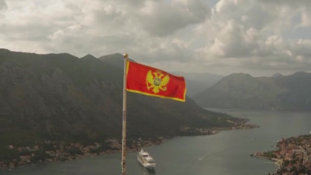 Disparo Mano Una Bandera Ondeando Frente Las Montañas Gran Ferry — Vídeos de Stock