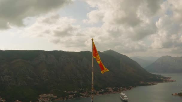 Statische Aufnahme Einer Wehenden Fahne Vor Bergen Und Einer Großen — Stockvideo