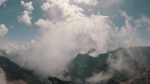 Vista Panorâmica Uma Paisagem Montanhosa Com Nuvens Movimento Primeiro Plano — Vídeo de Stock