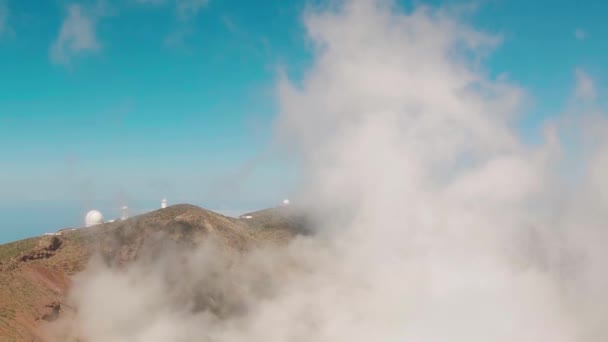 Amplo Tiro Nuvens Que Formam Arredondamento Áspero Topo Roque Los — Vídeo de Stock