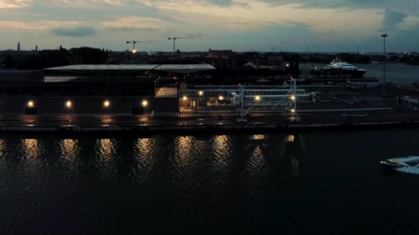 Colpo Rallentatore Della Guardia Costiera Che Corre Attraverso Porto Tramonto — Video Stock