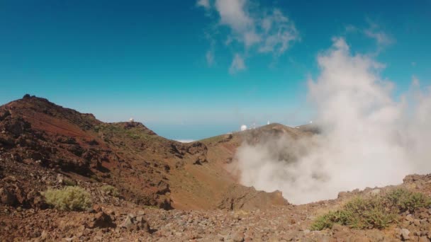 Zicht Een Vulkanisch Landschap Met Helderblauwe Lucht Achtergrond Stof Uit — Stockvideo