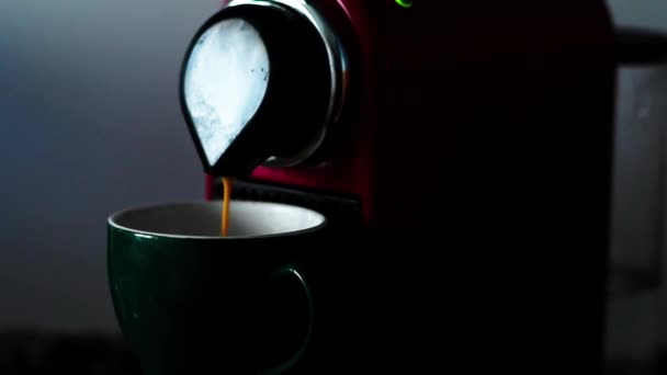 Kaffeemaschine Füllt Eine Tasse Eine Tasse Kaffee Der Küche — Stockvideo
