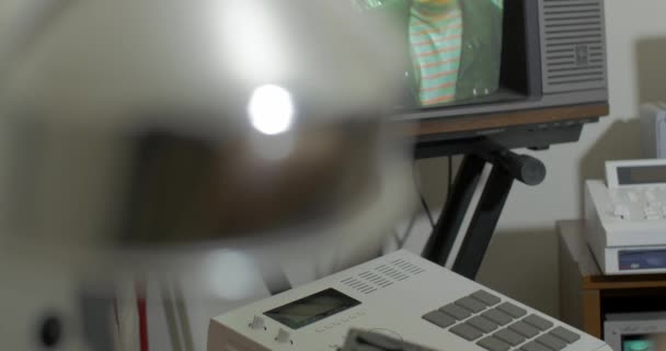 Großaufnahme Einer Silbernen Schreibtischlampe Mit Klassischem Schlagzeug Und Röhrenfernseher Hintergrund — Stockvideo