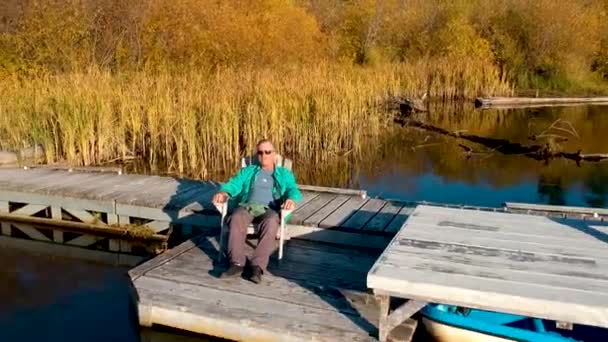 Mann Sitzt Bei Sonnenuntergang Auf Anklagebank — Stockvideo