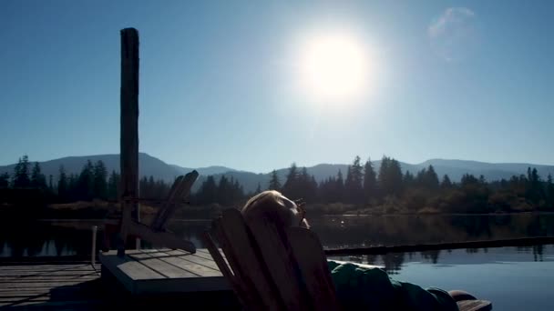 日落时坐在船坞上的人 — 图库视频影像