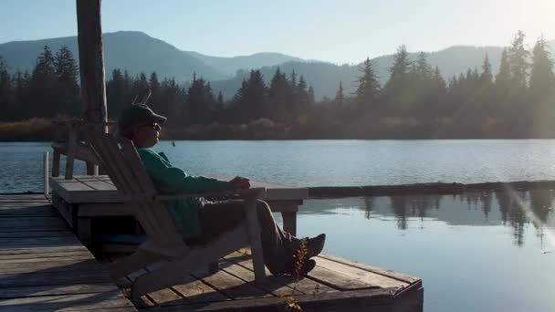 Homem Sentado Doca Pôr Sol — Vídeo de Stock