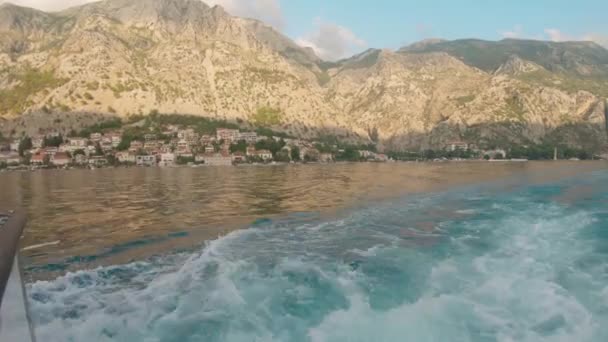 Hullámzó Vizek Közelsége Hajó Hátuljából Amint Elhagyja Szigetet — Stock videók