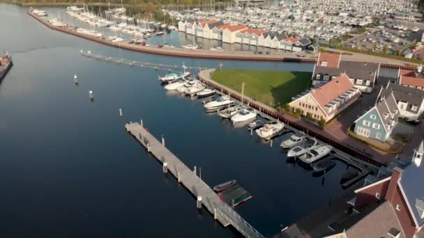 Vista Aérea Porto Recreativo Panning Dos Barcos Primeiro Plano Casas — Vídeo de Stock