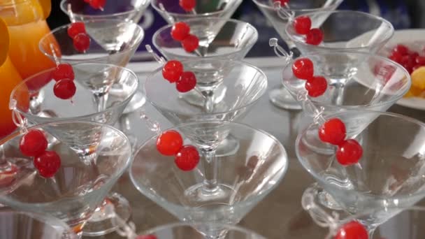 Poêle Sur Une Table Cocktails Martini Avec Des Garnitures Cerises — Video