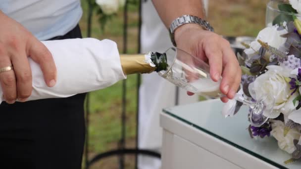 Slow Motion Close Van Mannelijke Handen Gieten Champagne Buiten Een — Stockvideo
