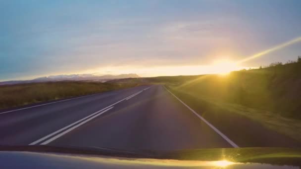 Conducir Hacia Atardecer Las Montañas Islandia Occidental Desde Perspectiva Vehículo — Vídeo de stock